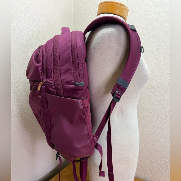 The North Face Women's Surge Luxe Backpack Burgundy Rose Gold Laptop Bag 31L - Picture 3 of 7